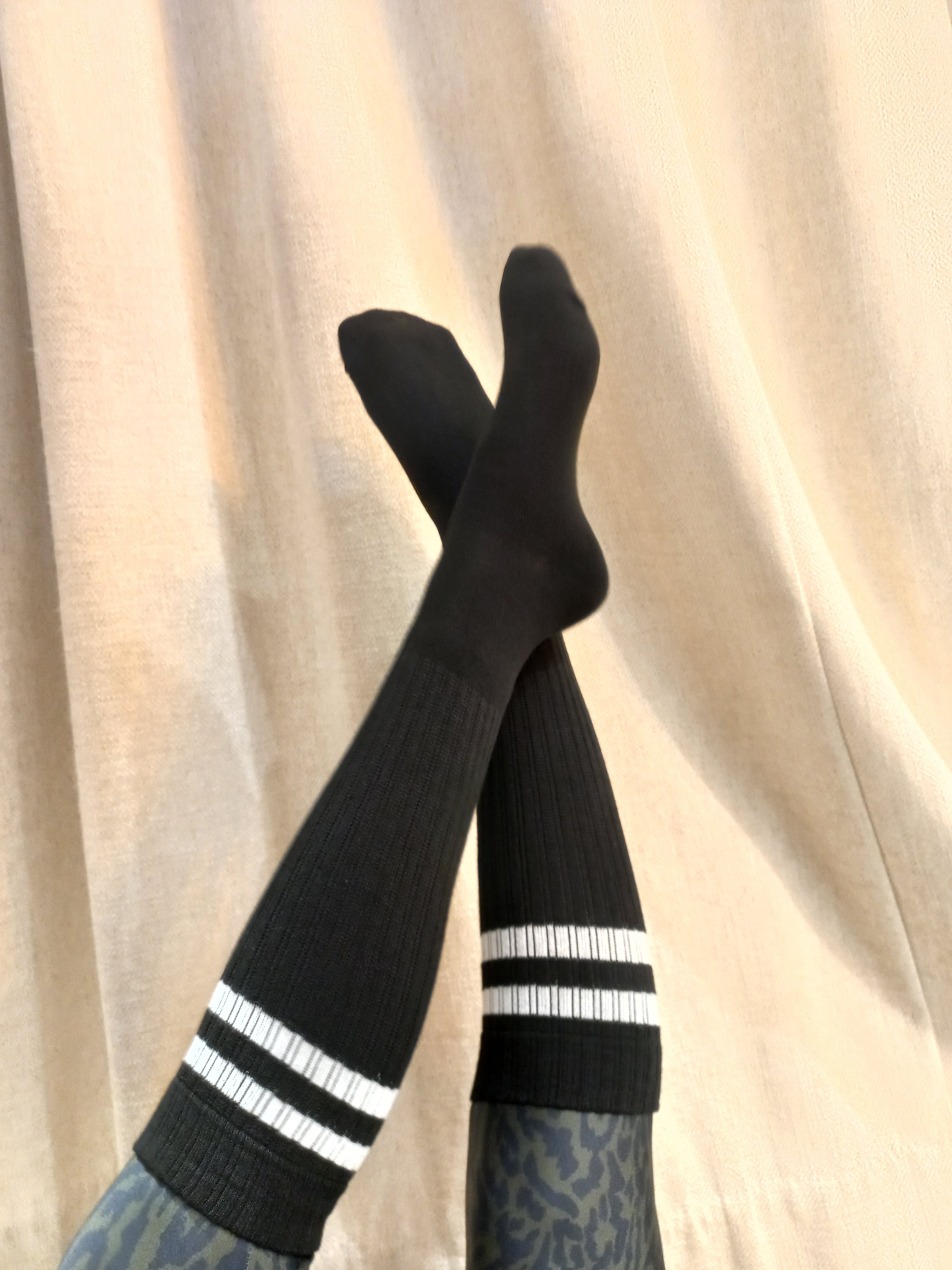 CHAUSSETTES mi-genou noir rayé blanche