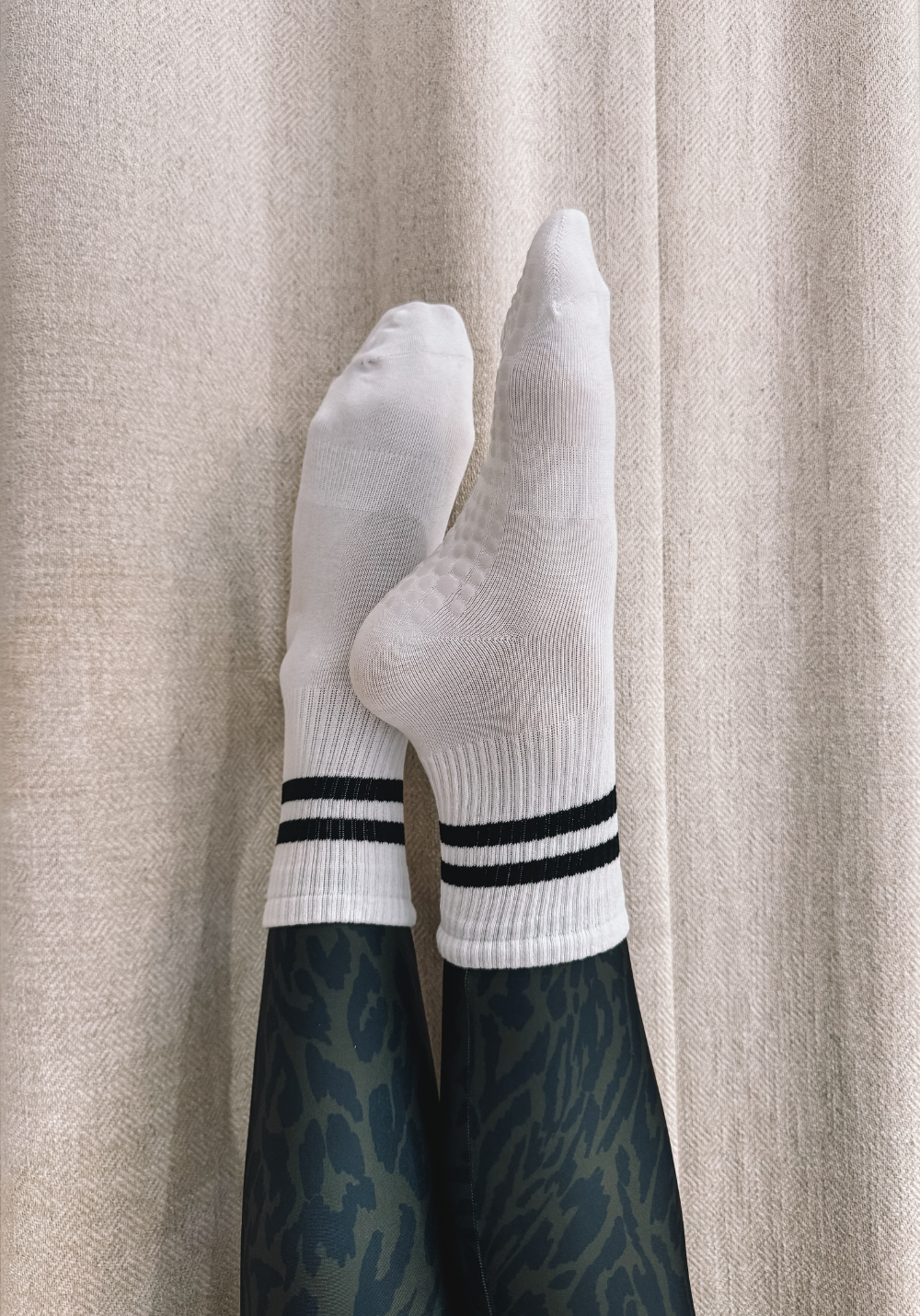 CHAUSSETTES HAUTES ANTI-DÉRAPANTES blanches et noires