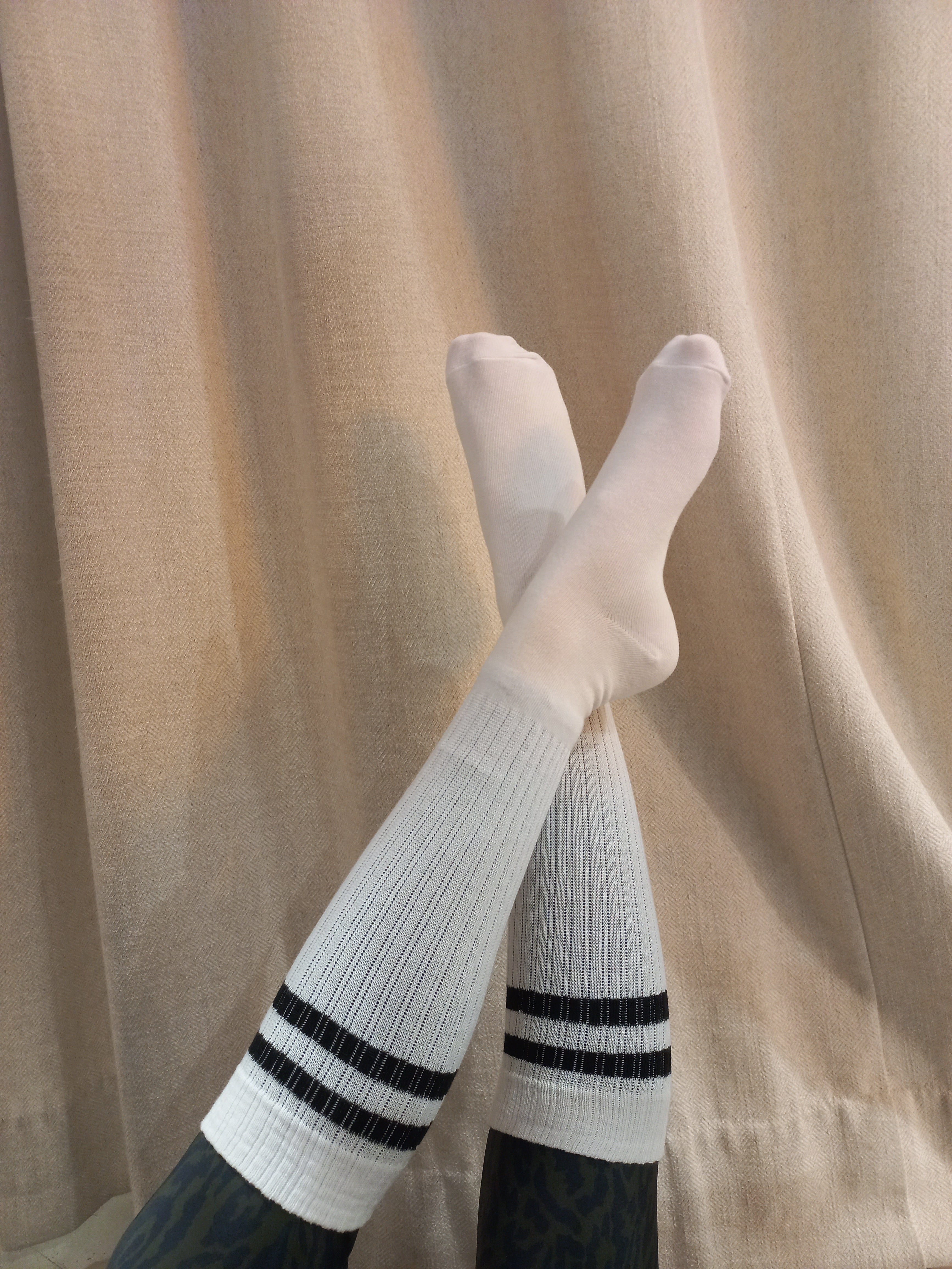 CHAUSSETTES mi-genou blanches rayé noir
