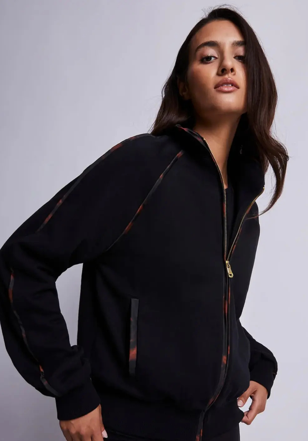 BLACK SWEATSHIRT