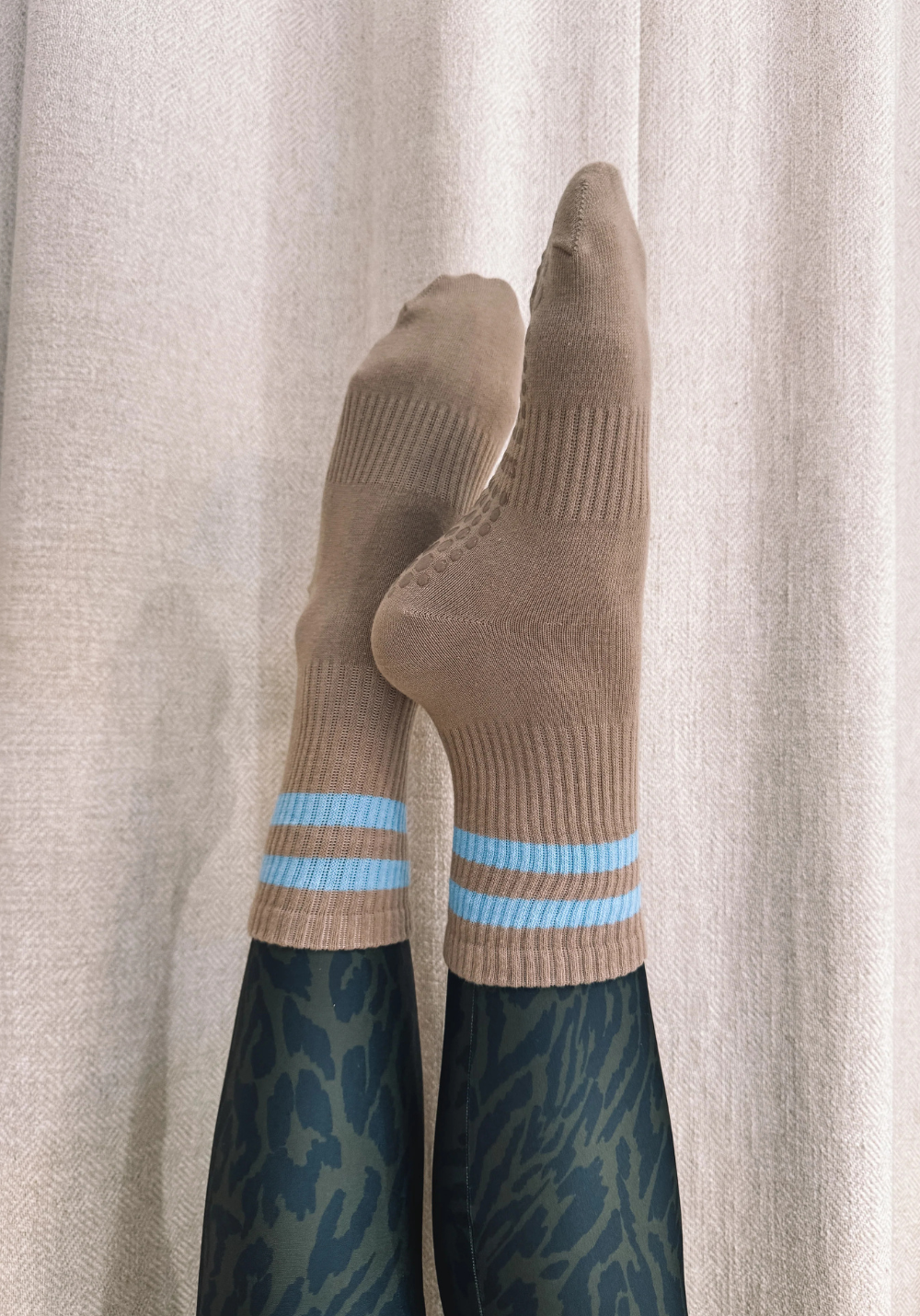CHAUSSETTES HAUTES ANTI-DÉRAPANTES marrons et bleues
