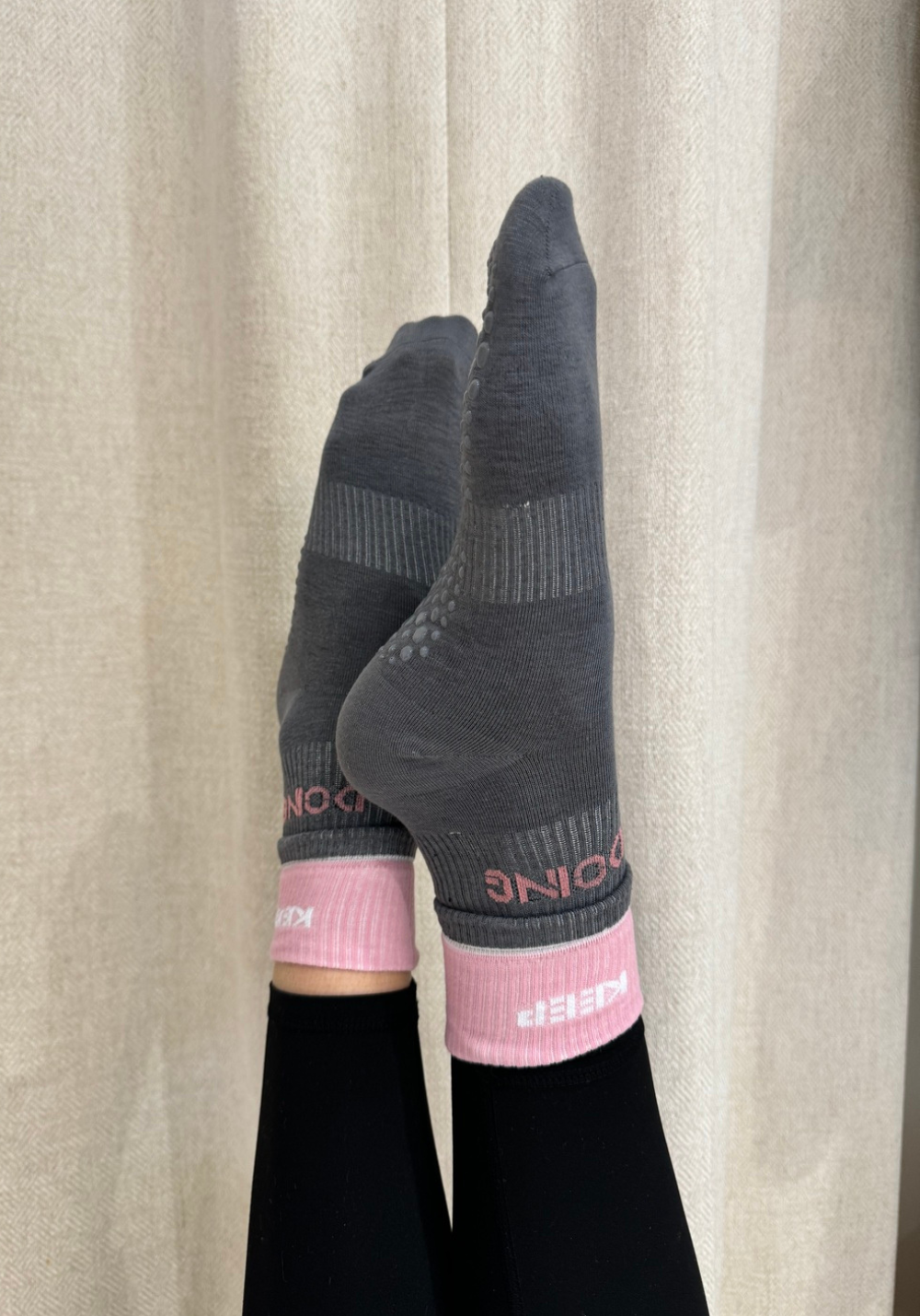 CHAUSSETTES HAUTES ANTI-DÉRAPANTES Just Doing grises et roses