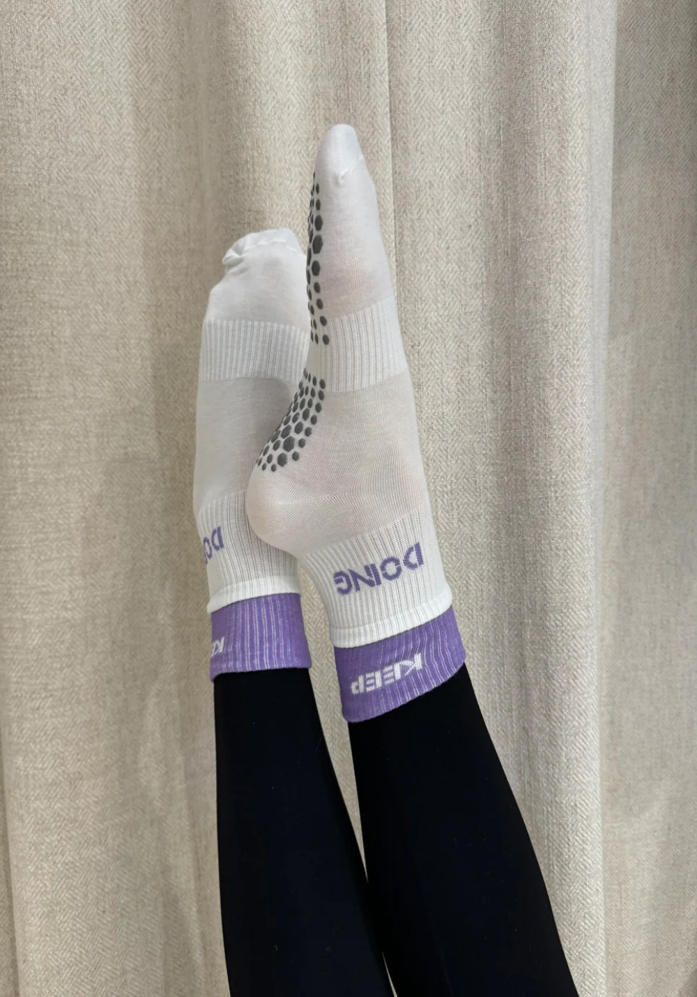CHAUSSETTES HAUTES ANTI-DÉRAPANTES Just Doing blanches et violettes
