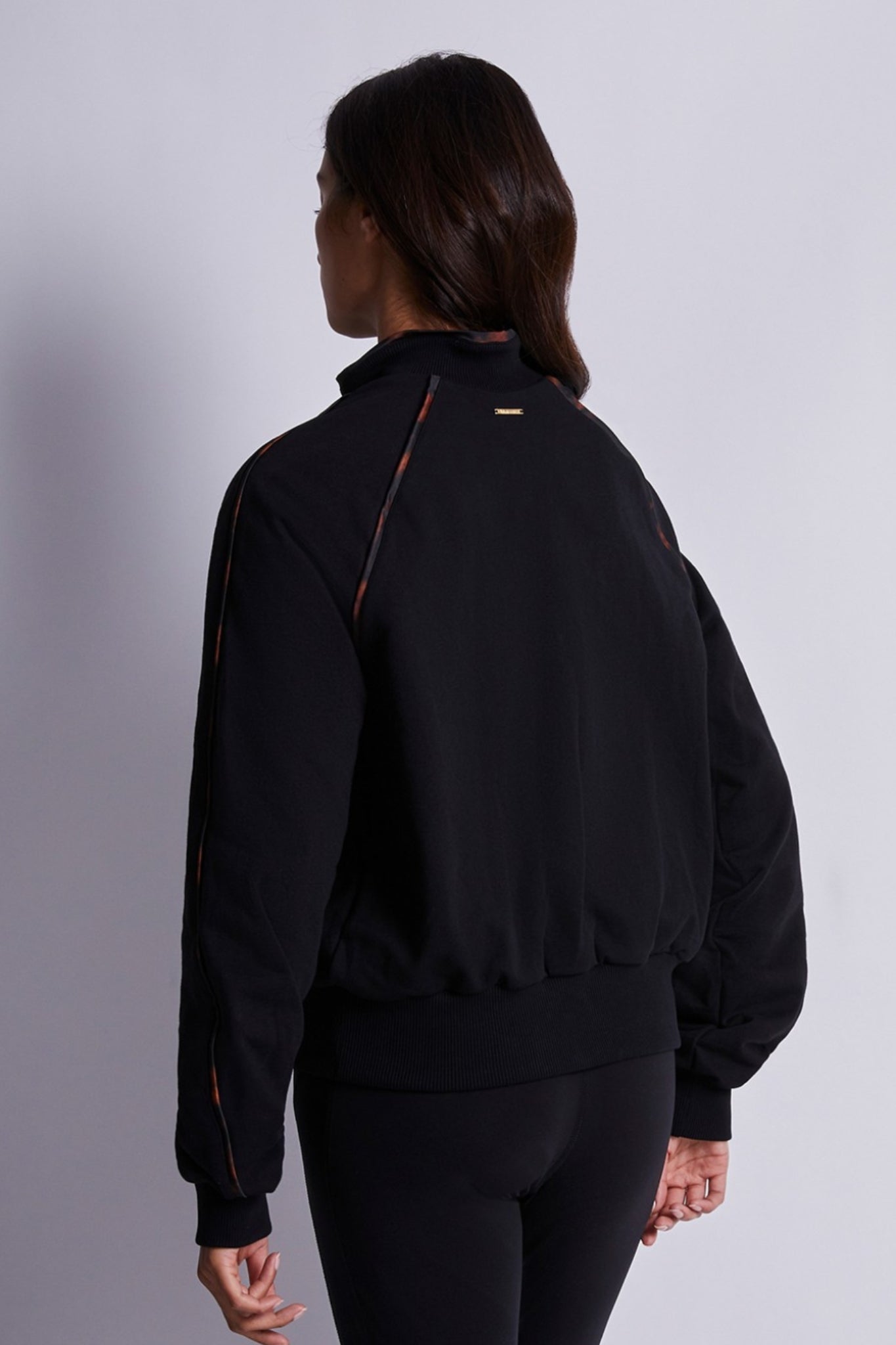 BLACK SWEATSHIRT