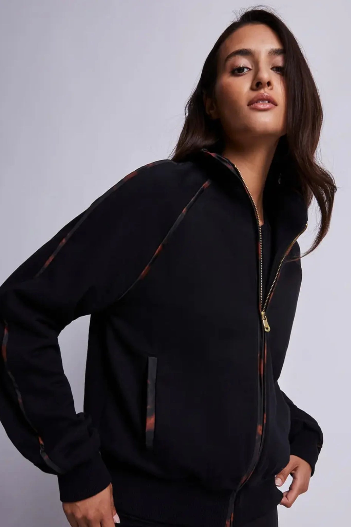 BLACK SWEATSHIRT